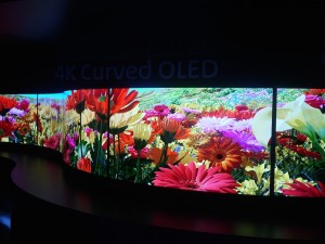 Un beau mur OLED à l'entrée du stand Panasonic